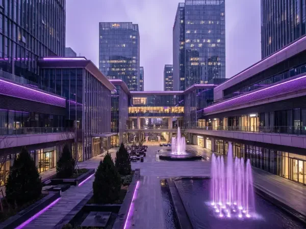 Отели при бизнес-центрах и ТЦ.